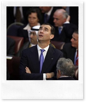 El príncipe Felipe mira despavorido la gran lámpara de cristal que se le podía venir encima durante el terremoto