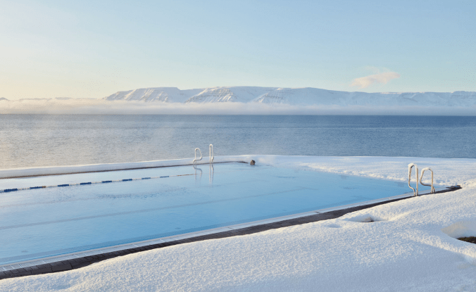 Piscina de agua termal en Hofsos, Islandia